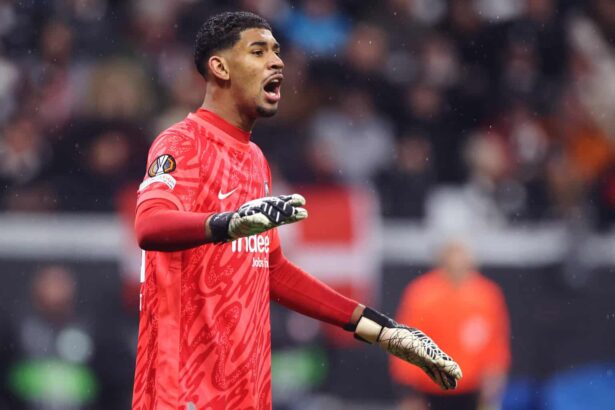 Kauã Santos sieht den Konkurrenzkampf mit Kevin Trapp bei Eintracht Frankfurt als gesunden Wettbewerb und betont, dass beide Keeper viel voneinander lernen können. Der 21-Jährige überzeugte zuletzt in der Europa League und der Bundesliga mit starken Leistungen. Es bleibt offen, ob Trapp nach seiner Schienbeinverletzung gegen den VfB Stuttgart wieder einsatzbereit ist, doch Santos fühlt sich auf dem richtigen Weg und hat sich für weitere Einsätze empfohlen.