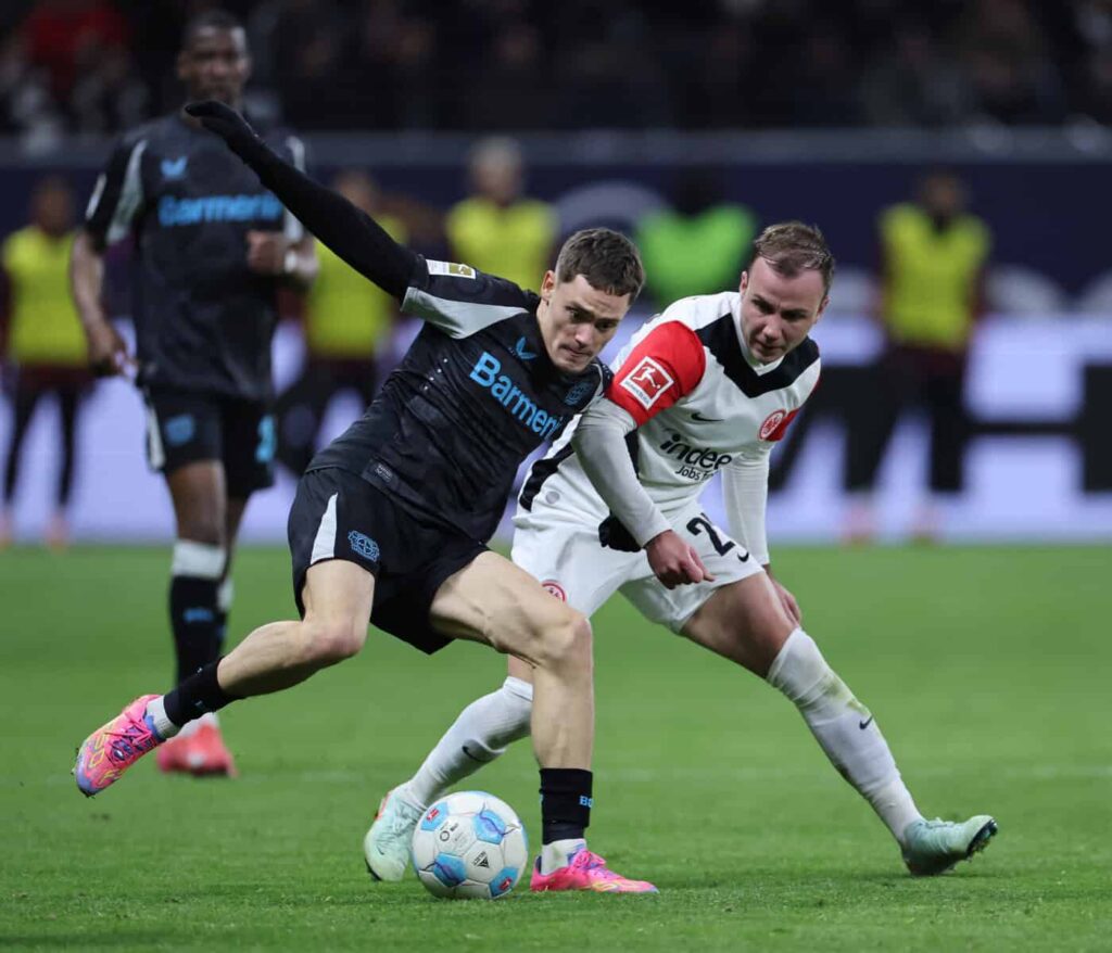 Bei Eintracht Frankfurt erlebt Mario Götze seit einigen Jahren so etwas wie seinen zweiten Frühling. Der WM-Held von 2014 ist am Main sichtlich zufrieden und zieht einen baldigen Abgang nicht in Betracht. Doch mittelfristig könnte es den Spielgestalter ins Ausland verschlagen.