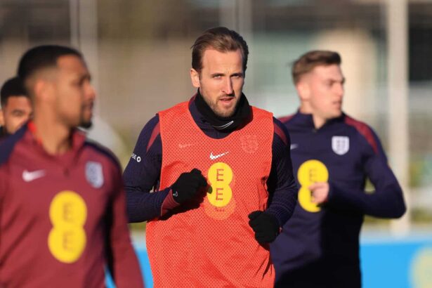 Vor seinem Debüt als Nationaltrainer hat Thomas Tuchel die englischen Auftritte bei der Europameisterschaft 2024 harsch kritisiert. Harry Kane sprang dem Deutschen nun zur Seite und bemängelte, dass es der Mannschaft auch an Führungsspielern gefehlt habe.