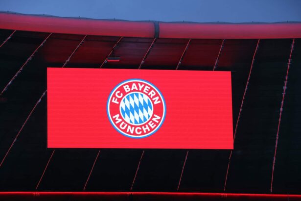 Der FC Bayern und Telekom starten eine gemeinsame Kampagne, um auf die Gefahren von Desinformation im Netz aufmerksam zu machen. Mit dem Motto "Spiel keinen Fehlpass im Netz" wollen sie Nutzer sensibilisieren, bevor sie Informationen teilen. 