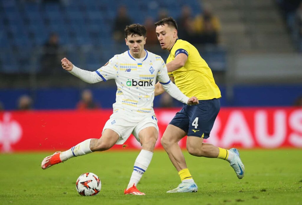 Der VfB Stuttgart bereitet sich auf einen möglichen Abgang von Enzo Millot vor. Als dessen Nachfolger ziehen die Schwaben unter anderem Mykola Shaparenko von Dynamo Kiew in Betracht.