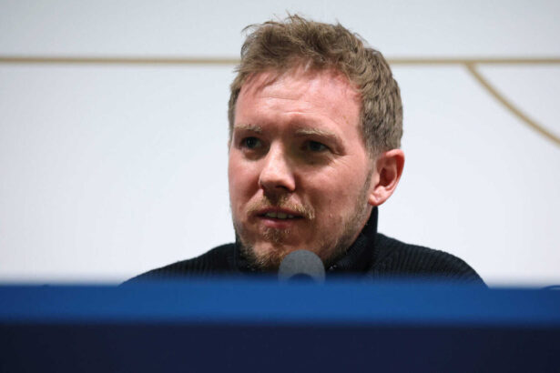 Julian Nagelsmann fordert mehr Geduld mit jungen Spielern wie Jonas Urbig und betont, dass Fehler Teil des Lernprozesses sind. Er glaubt, dass deutsche Klubs mehr Mut zeigen sollten, Talente wie Urbig, der als potenzieller Nachfolger von Manuel Neuer gilt, regelmäßig einzusetzen, auch wenn dies mit Risiken verbunden ist.