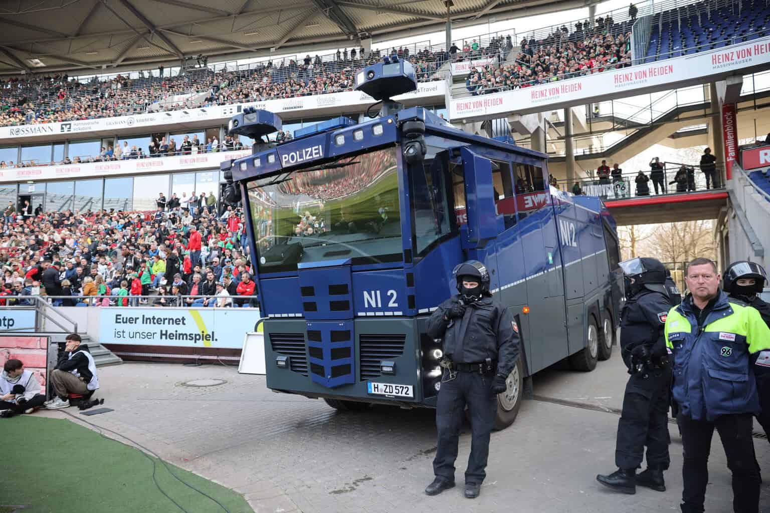 „Beklemmend“: Braunschweig-Coach Scherning spricht über Wasserwerfer im Stadion beim Niedersachsen-Derby