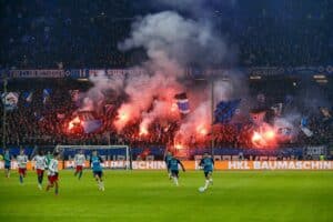 Pyrotechnik beim Spiel zwischen dem Hamburger SV und dem 1. FC Köln