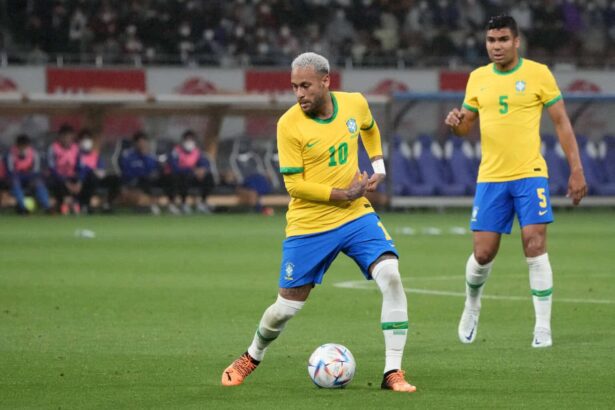 Neymar muss sein Comeback für die brasilianische Nationalmannschaft aufgrund von Oberschenkelproblemen verschieben und wurde für die nächsten WM-Qualifikationsspiele aus dem Kader gestrichen. Auf Instagram teilte er seine Enttäuschung, während gleichzeitig Berichte über sein Privatleben für Aufsehen sorgen.