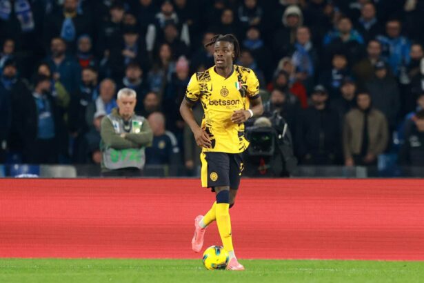 Yann Aurel Bisseck spielt sich in der Dreierkette von Inter immer mehr ins Rampenlicht. Eine Nominierung für die deutsche Nationalmannschaft scheint angesichts der außergewöhnlichen Fähigkeiten des 24-Jährigen nur eine Frage der Zeit zu sein.