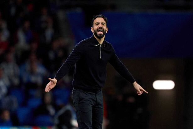 Sir Jim Ratcliffe, Mitbesitzer von Manchester United, hat die Spieler des Vereins scharf kritisiert und erklärt, dass zahlreiche, teils kostspielig verpflichtete Akteure „nicht gut genug“ und „überbezahlt“ seien. Als Beispiele nannte er Casemiro, Antony, Jadon Sancho, Rasmus Højlund und André Onana.