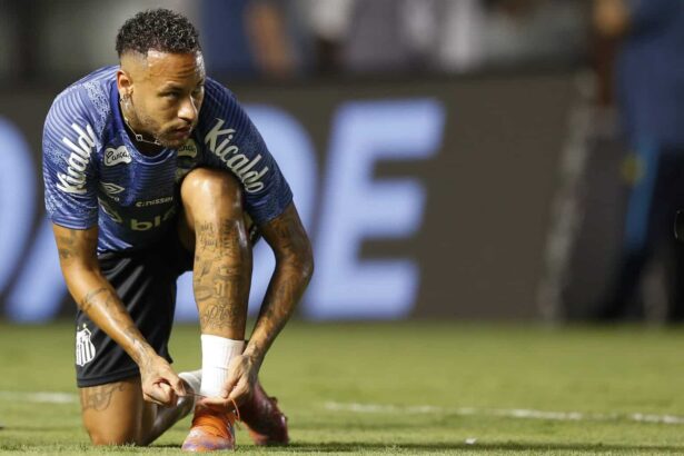 Erst vor wenigen Wochen kehrte Neymar unter großer medialer Aufmerksamkeit zum FC Santos zurück. Doch der Brasilianer besitzt den Traum, eines Tages noch einmal für den FC Barcelona zu spielen. Hansi Flick soll einer Verpflichtung kritisch gegenüberstehen. 