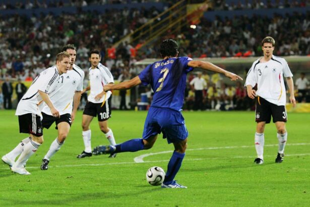 Nur wenige Länder weisen im Fußball eine derartige gemeinsame Geschichte auf wie Deutschland und Italien. Das Duell zwischen den vierfachen Weltmeistern ist ein absoluter Klassiker und zieht Fußball-Fans schon seit Generationen in ihren Bann.