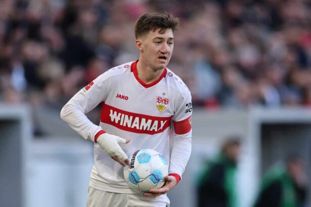 Erst vor wenigen Wochen verlängerte Angelo Stiller seinen Vertrag beim VfB Stuttgart. Das neue Arbeitspapier enthält eine Ausstiegsklausel, welche die Schwaben ihrem Schützling scheinbar jedoch abkaufen können.