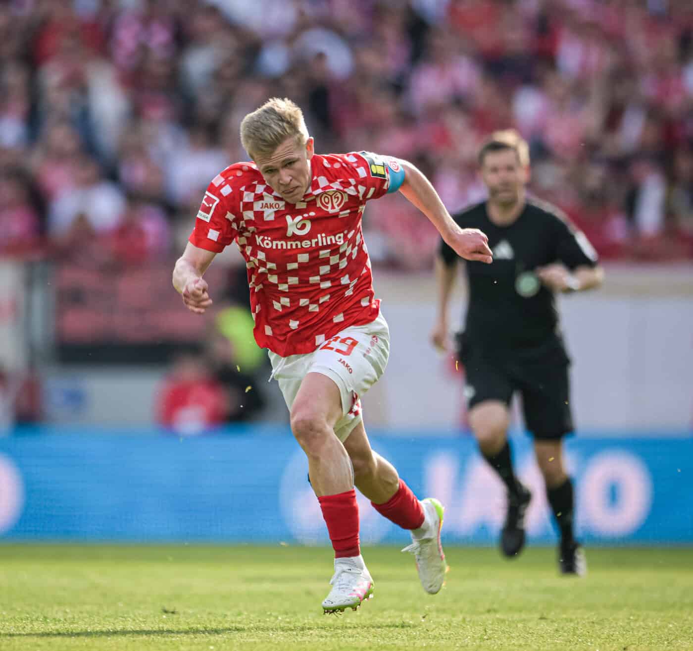 Pikantes Vertragsdetail: Bayern-Ziel Burkardt könnte an eigenem Wechsel verdienen!