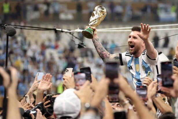 Lionel Messi mit dem WM-Pokal in einer Menschenmasse