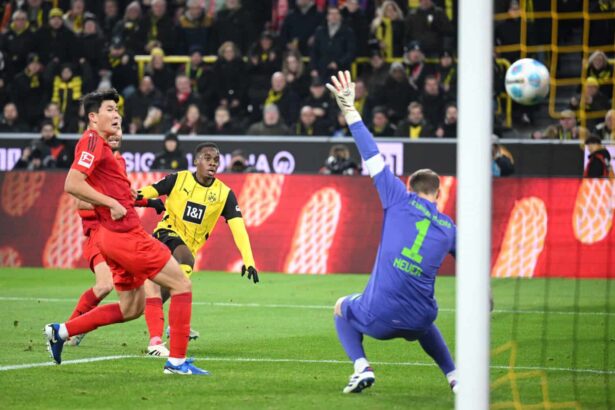 Jamie Gittens erzielt das 1:0 gegen den FC Bayern (2024)