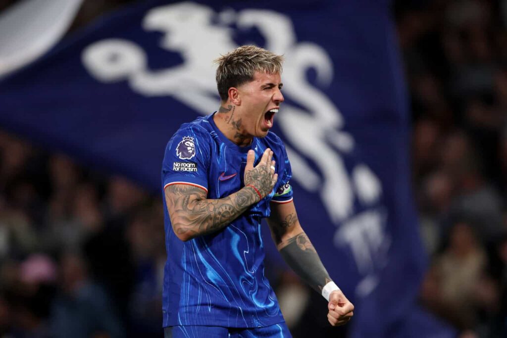 Enzo Fernandez feiert im Trikot des FC Chelsea leidenschaftlich sein Tor