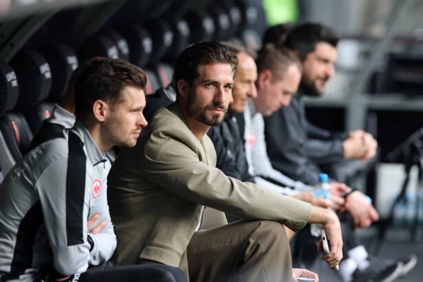 Kevin Trapp sitzt auf der Bank