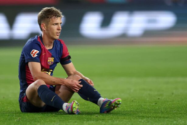 Dani Olmo sitzt auf dem Boden