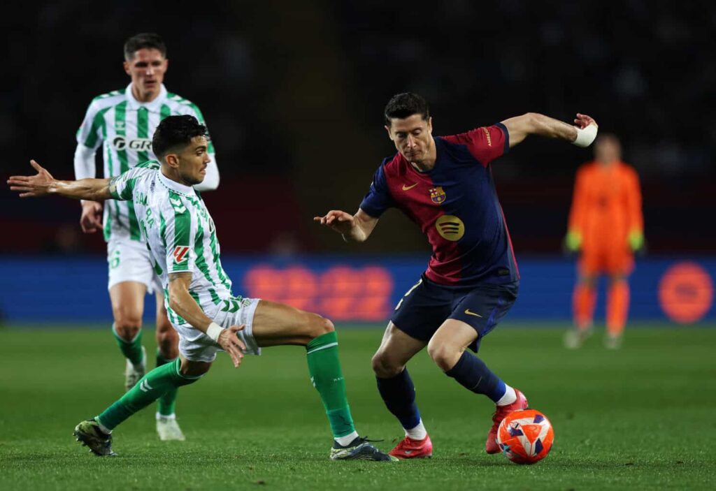 Robert Lewandowski und Marc Bartra beim Spiel FC Barcelona gegen Real Sociedad