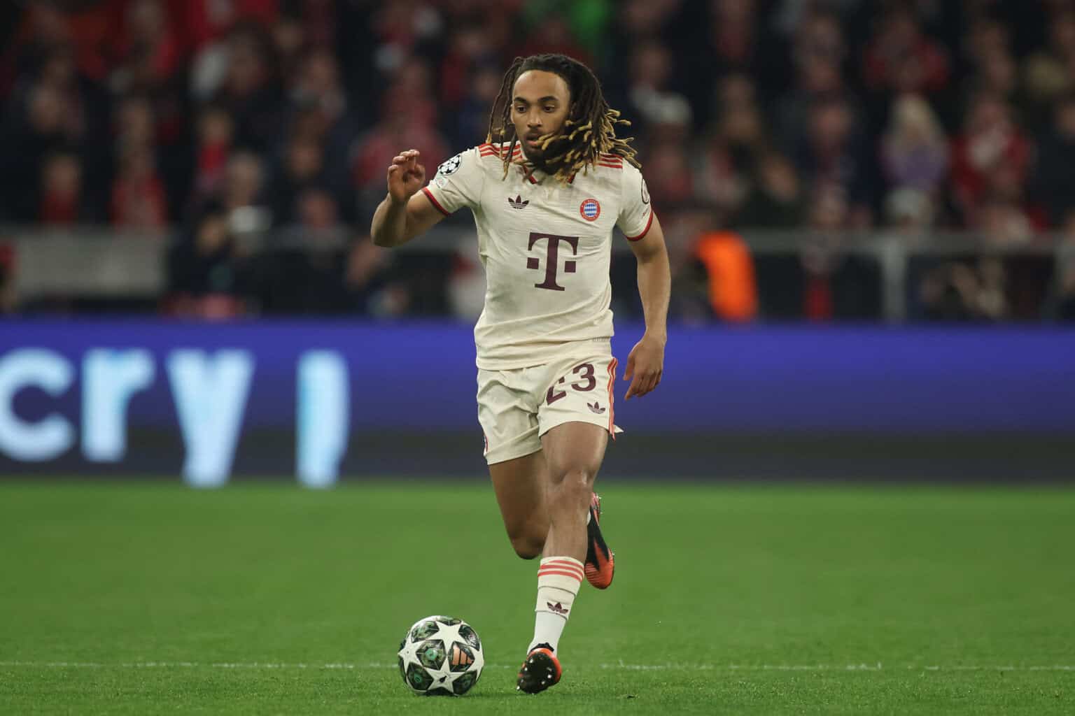 FC Bayern: Boey-Abgang möglich – Rückkehr zu Galatasaray?