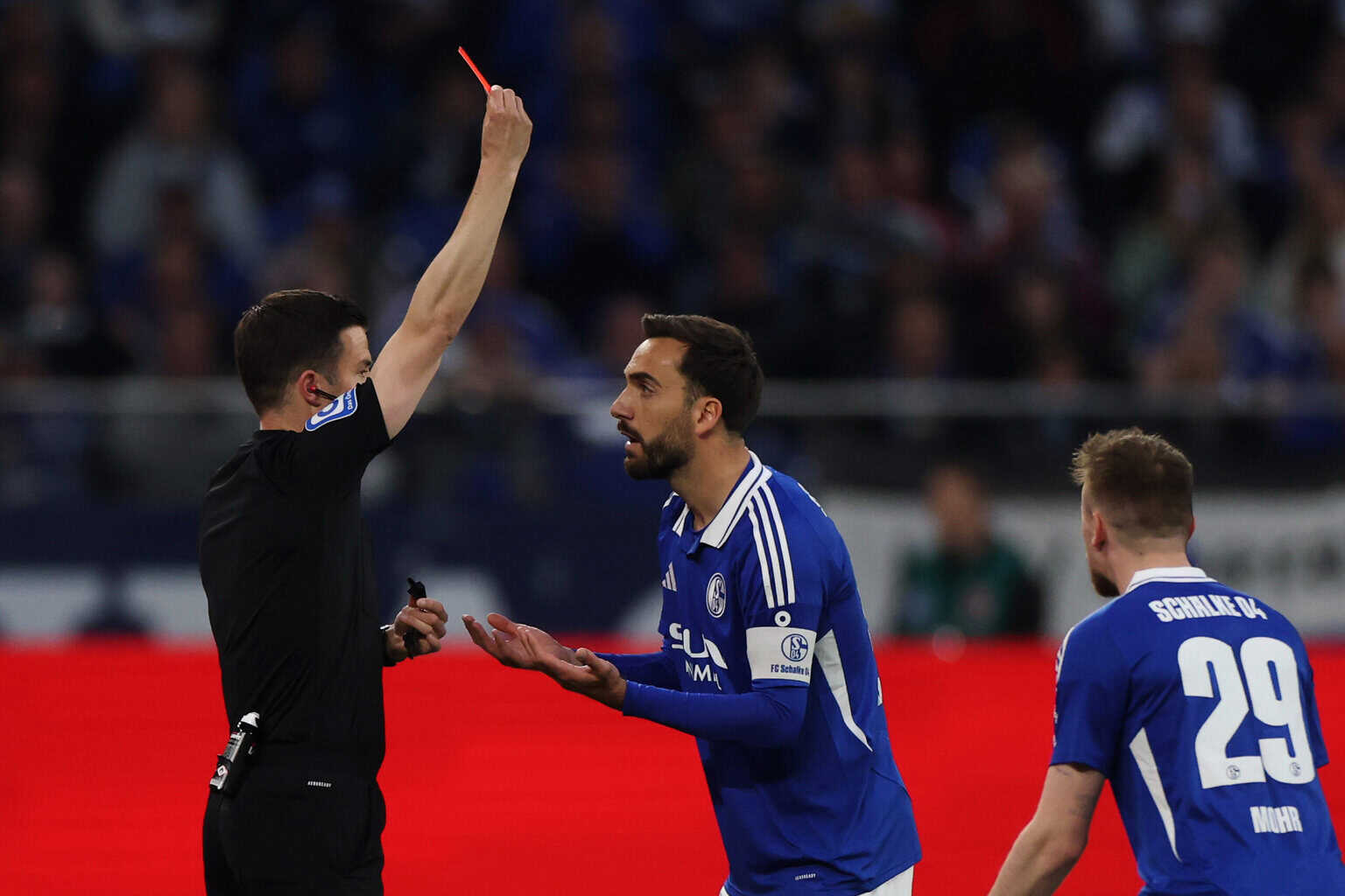 Blitz-Boost für den HSV? Schalkes Karaman sieht in der 3. Minute die rote Karte!