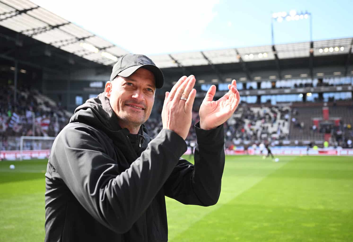 Sommerumbruch? RB Leipzig muss Gehälter senken – St. Paulis Blessin auf der Trainerliste!