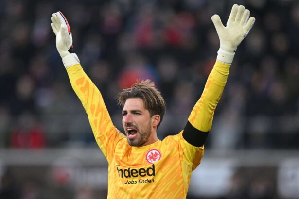 Kevin Trapp streckt die Arme in die Luft