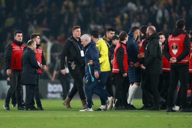 Jose Mourinho inmitten einer Rudelbildung