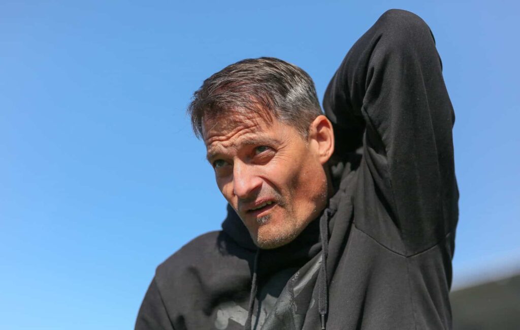 Alexander Blessin kratzt sich am Rücken