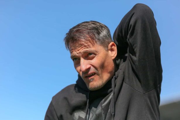 Alexander Blessin kratzt sich am Rücken