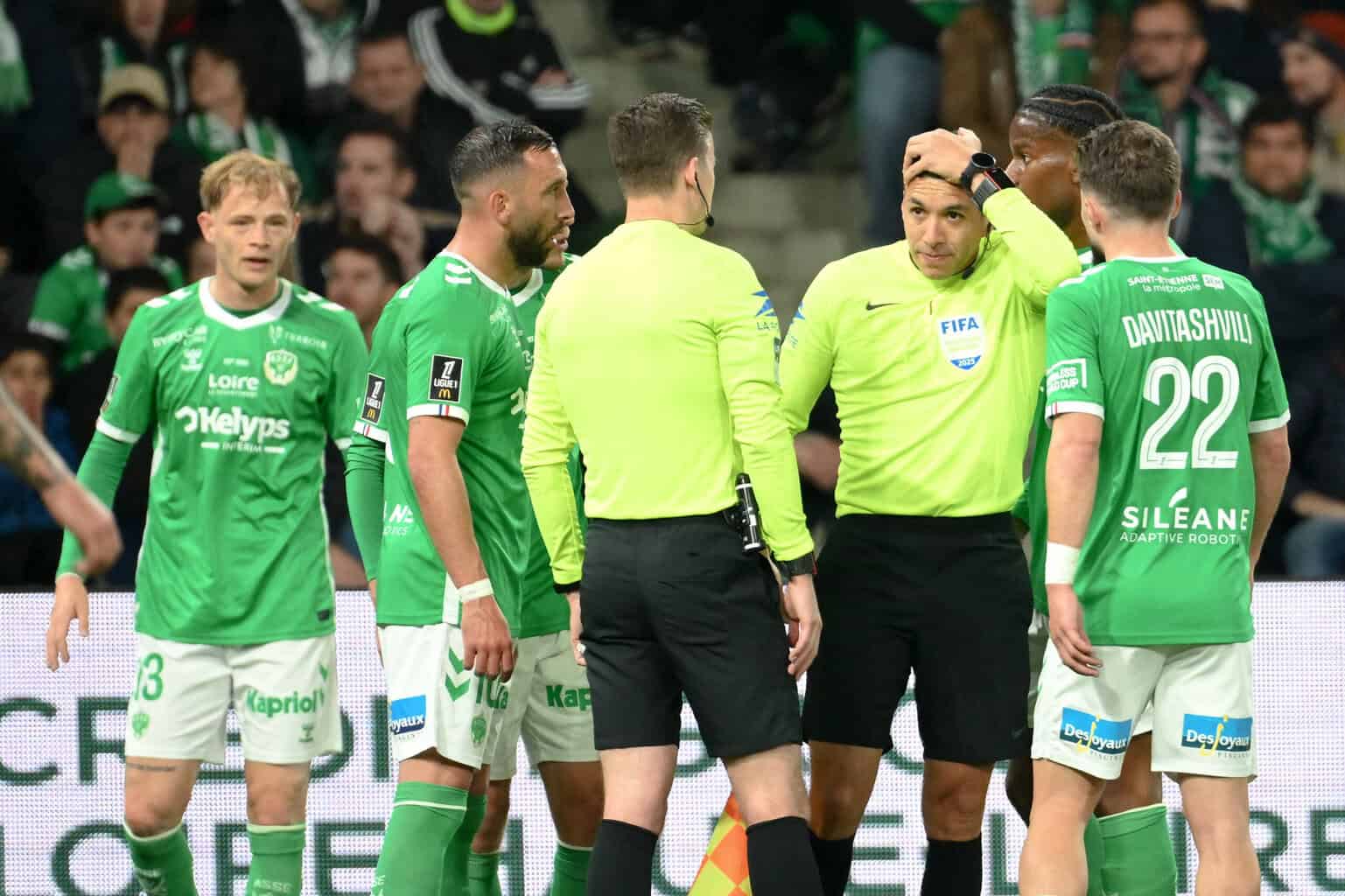 Münzwurf auf Schiedsrichter im Derby: Fan von St. Etienne in Haft