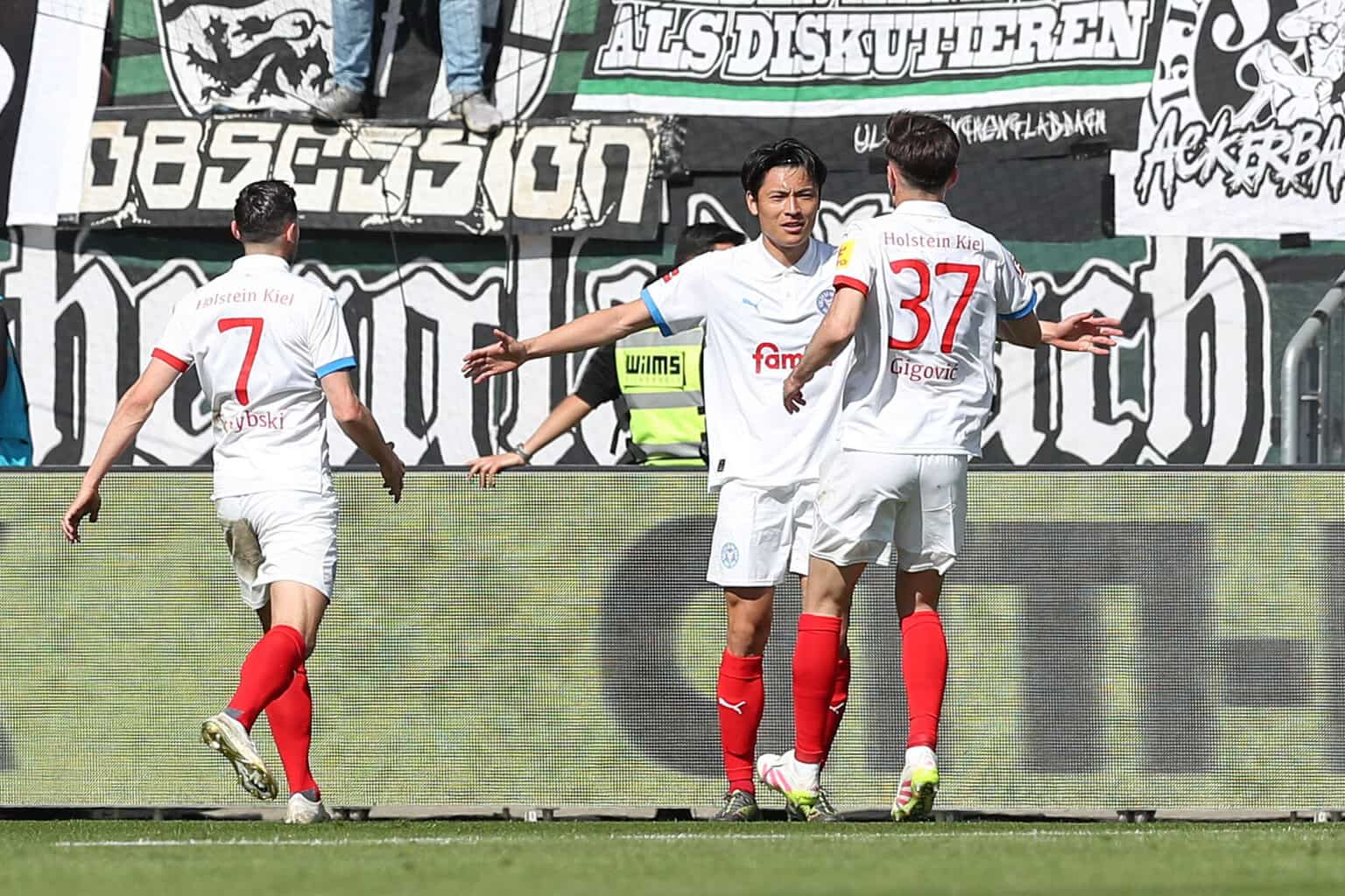 Bundesliga: Bayerns Meisterfeier vertagt, Wahnsinn im Holstein-Stadion