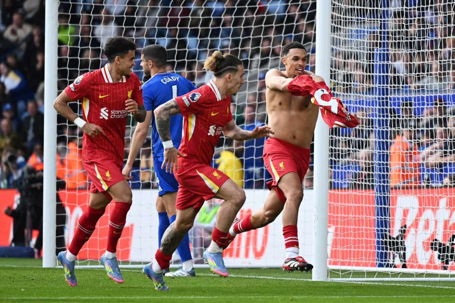 Liverpool stößt Meistertür mit Sieg weit auf – Leicester und van Nistelrooy abgestiegen