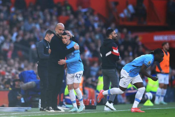 Pep Guardiola beherzt Phil Foden nach dessen Auswechslung