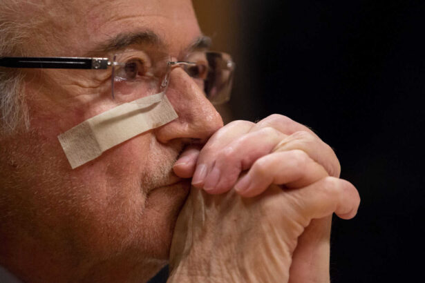 Sepp Blatter mit nachdenklichem Blick und gefalteten Händen