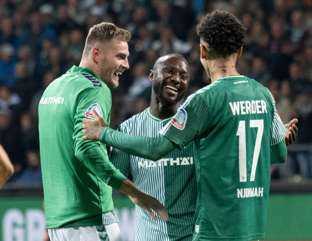 Naby Keita scherzt mit Marvin Duksch und Justin Njinmah