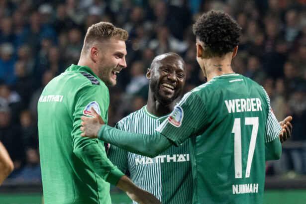 Naby Keita scherzt mit Marvin Duksch und Justin Njinmah