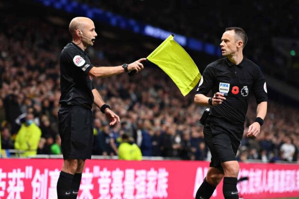 Ein Linienrichter mit seiner Fahne und ein Schiedsrichter