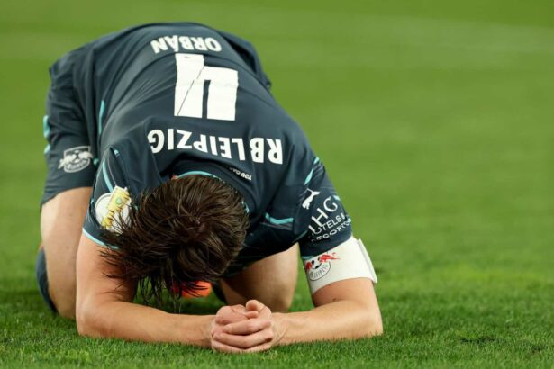 Willi Orban liegt am Boden