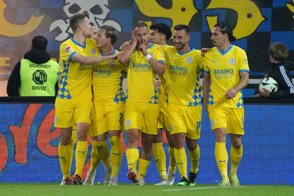 Relegation: Eintracht Braunschweig gewann beim 1. FC Saarbrücken.