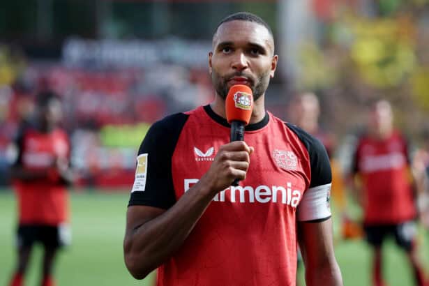 Jonathan Tah mit einem Mikrofon bei seiner Verabschiedung aus Leverkusen