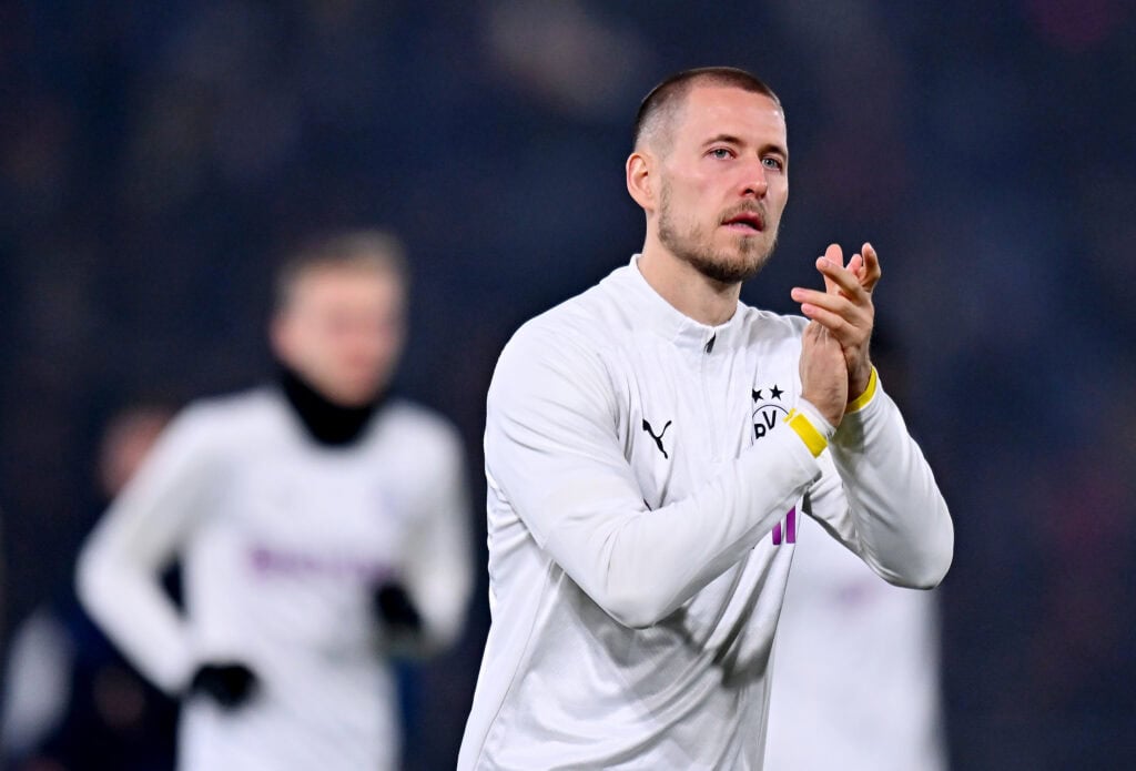 Waldemar Anton applaudiert beim Aufwärmen