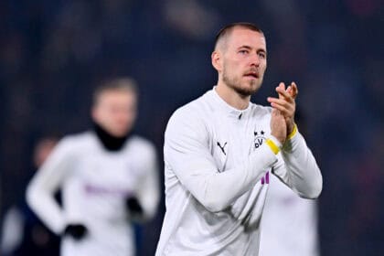 Waldemar Anton applaudiert beim Aufwärmen