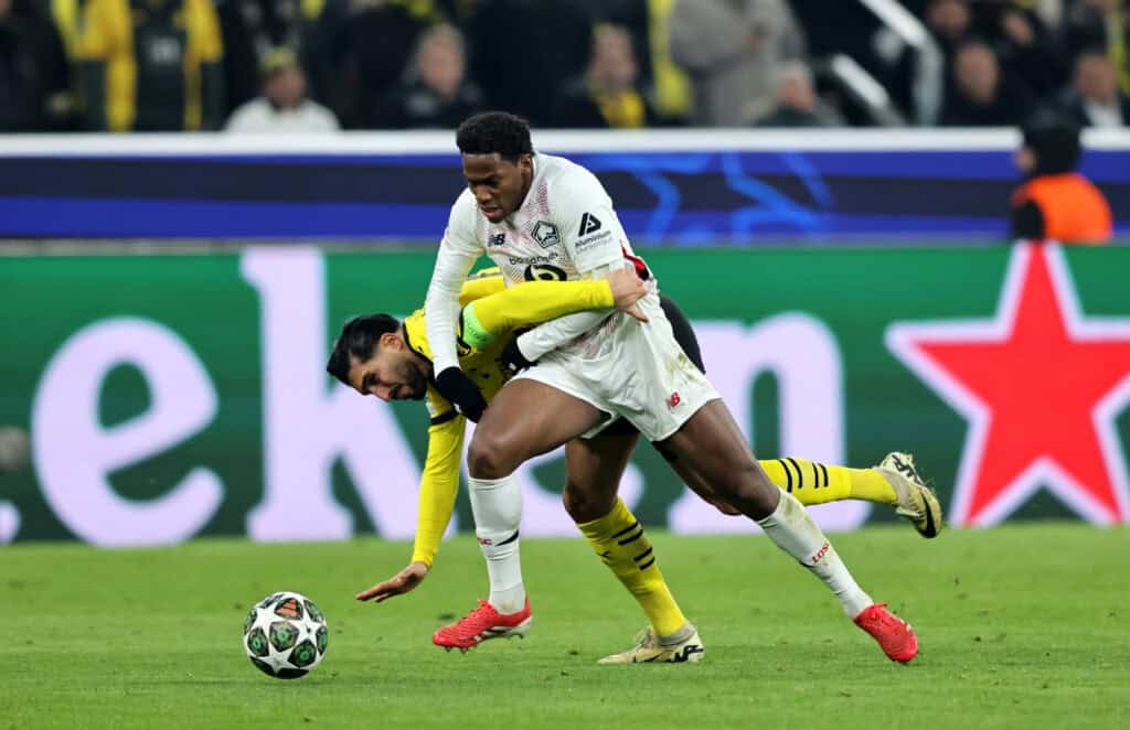 Jonathan David im Zweikampf mit Emre Can