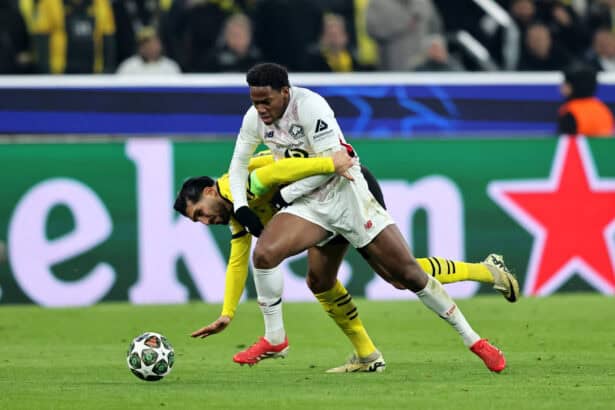 Jonathan David im Zweikampf mit Emre Can