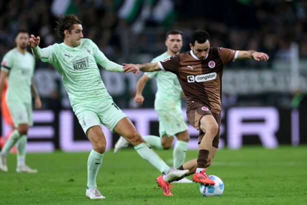 Florian Neuhaus im Zweikampf mit Manolis Saliakas