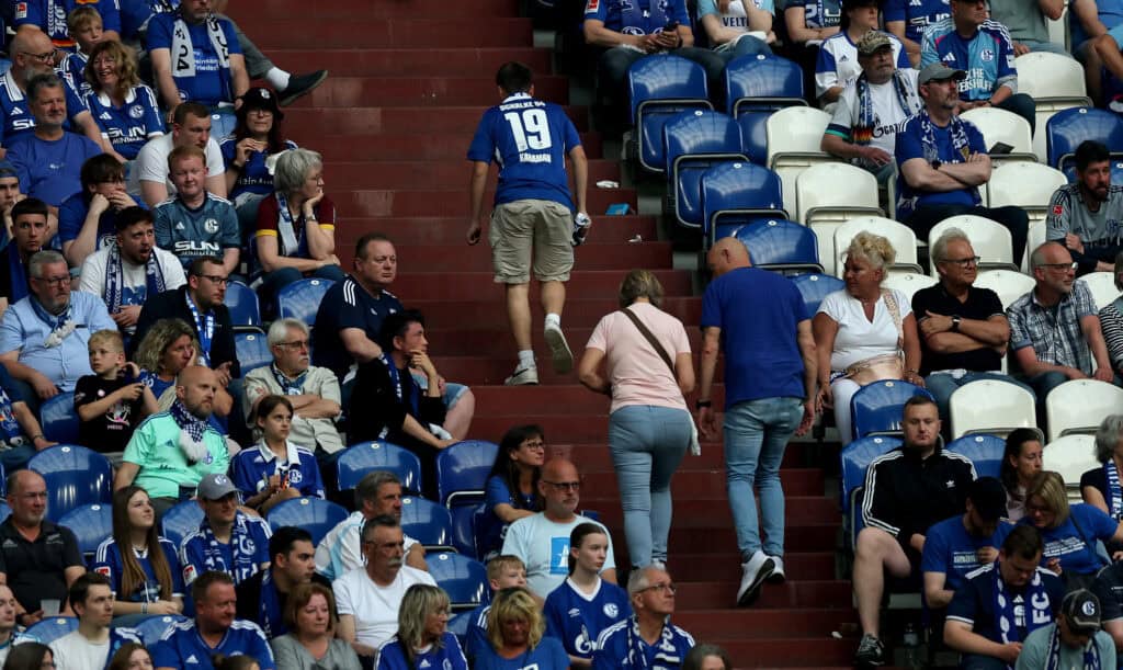 Schalke-Fans verlassen das Stadion