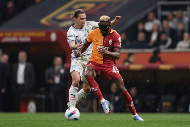 Victor Osimhen mit Taylan Antalyali im Zweikampf