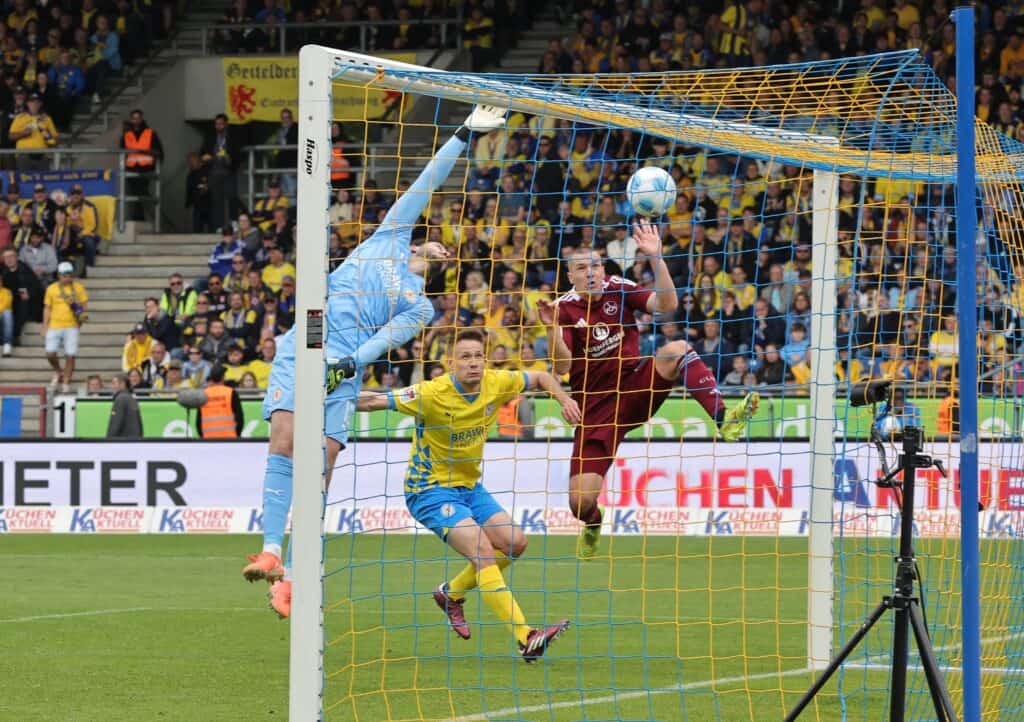Julian Justvan erzielt das 3:0 per Freistoß gegen Braunschweig