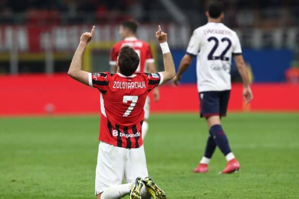 Santiago Gimenez zeigt auf den Knien gen Himmel