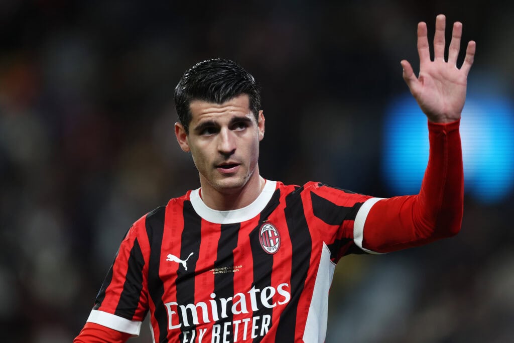 Alvaro Morata winkt