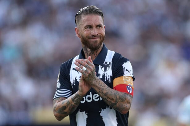 Sergio Ramos applaudiert